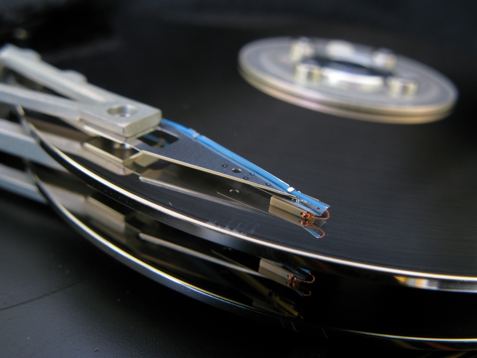 위 사진처럼 플래터에 흠집이 나거나 먼지가 묻으면 데이터는 손상된다