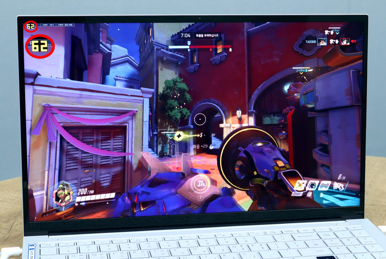 ▲ '오버워치'를 60~80fps로 실행하는 갤럭시 북 이온