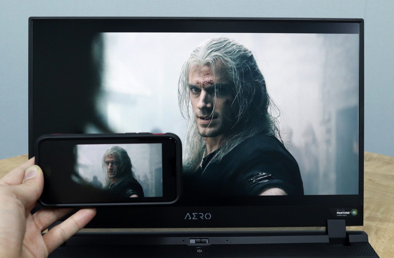 ▲ 스마트폰과는 화면 크기에서 급이 다르다