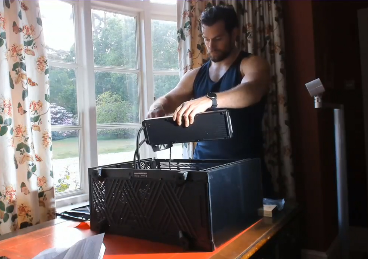 ▲ 슈퍼맨도 게이밍 PC를 조립하는 시대이다 (사진: 헨리 카빌 인스타그램)