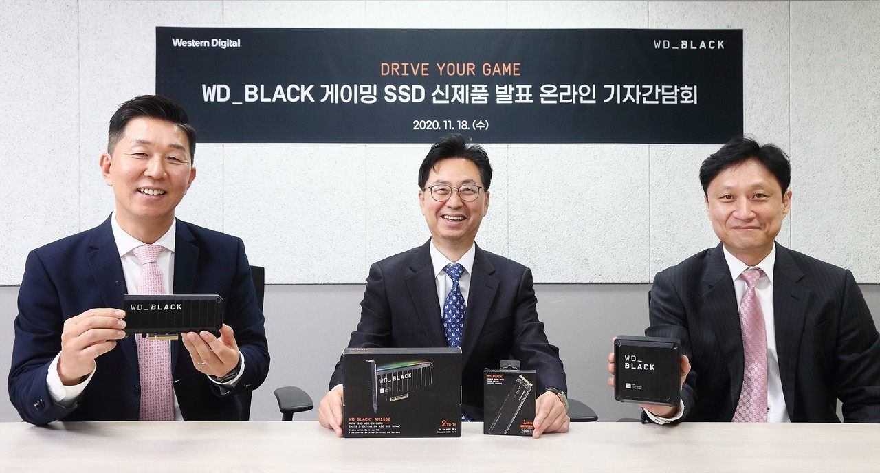 [사진2] WD_BLACK 신제품 출시 온라인 간담회_연사 3인 with 제품 3종(왼쪽부터 웨스턴디지털 코리아 박길선 부장, 조원석 지사장, 심영철 본부장)