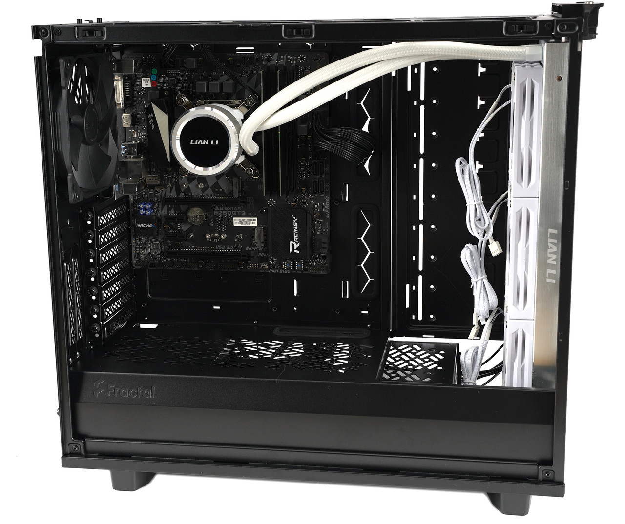 ▲ 케이스 전면에 360mm 라디에이터 장착한 모습