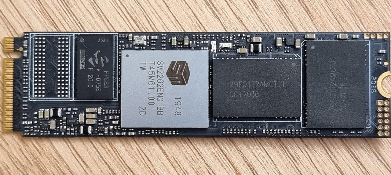 ▲ 실리콘모션 SM2262ENG 컨트롤러, 3D TLC 낸드, DRAM 캐시가 탑재됐다.