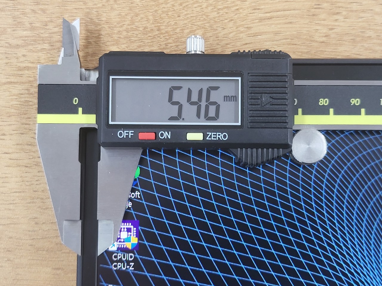 ▲ 베젤이 상당히 얇은 편이다.