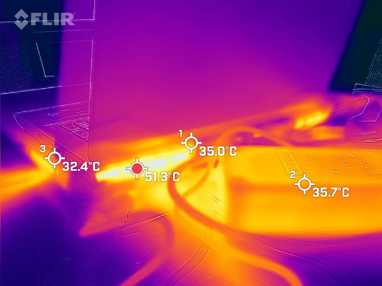 ▲ 둠 이터널 구동 후 15분이 지난 상황이다. 키보드 상단부는 최대 36도, 노트북 후면부는 최대 51.3도로 확인된다. 팜레스트는 열이 올라오지 않아 시원하다.