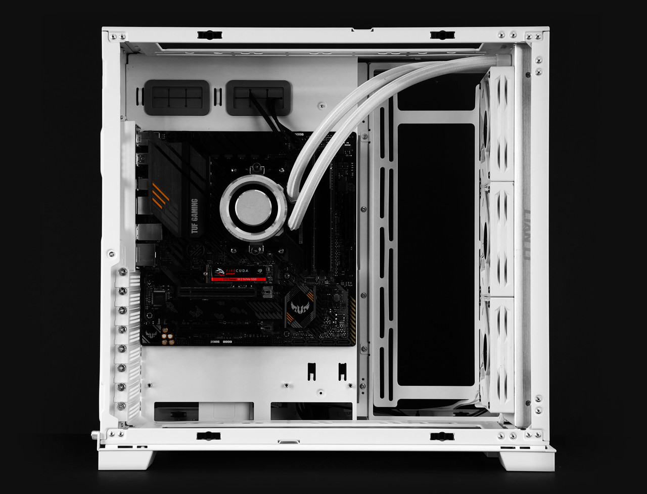 ▲ 케이스 전면에 라디에이터 장착한 모습