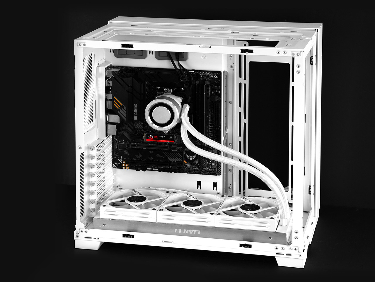 ▲ 케이스 하단에 라디에이터 장착한 모습