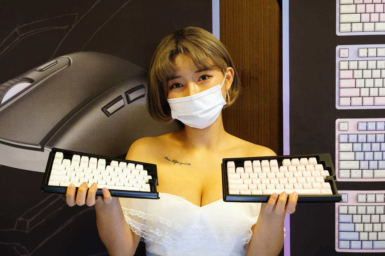 ▲ 모델이 클레오 크리스탈 키캡을 소개하고 있다