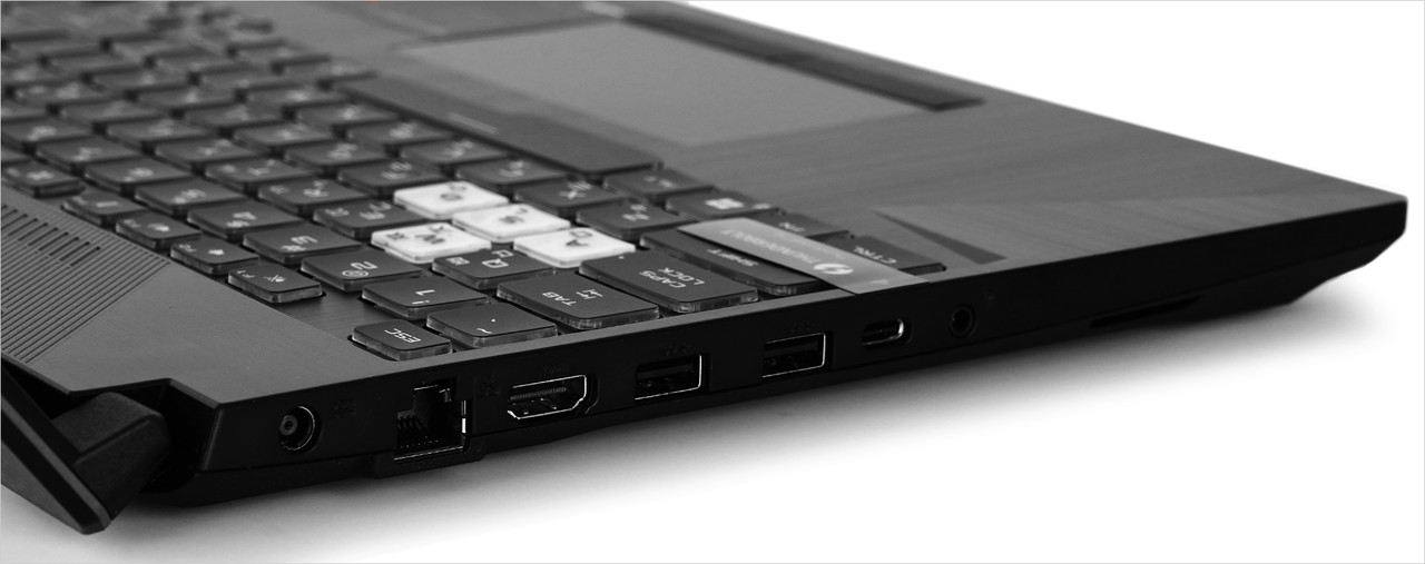 Type-C USB 4 with DisplayPort x1, USB 3.2 Gen 1 Type-A x3, 3.5mm콤보 오디오 잭 x1, RJ45(1000Mbps), 1x HDMI 2.0b