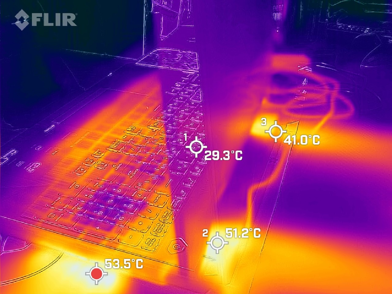 ▲ 섀도 오브 더 툼 레이더 벤치마크 구동 시 온도를 확인했다. 상단 48도, 측면부 52도, 후면부 51도로 확인된다. 팜레스트 등 손이 닿는 부분에는 열이 올라오지 않아 쾌적하다.