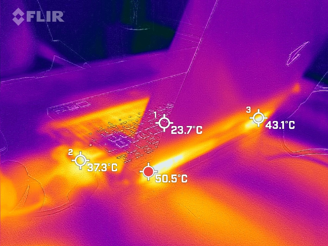 ▲ 엘든링 구동 후 15분이 지난 상황이다. 키보드 상단부는 최대 43.2도, 노트북 후면부는 최대 49.1도로 확인된다. 팜레스트는 열이 올라오지 않아 게임 시 별 지장은 없다.