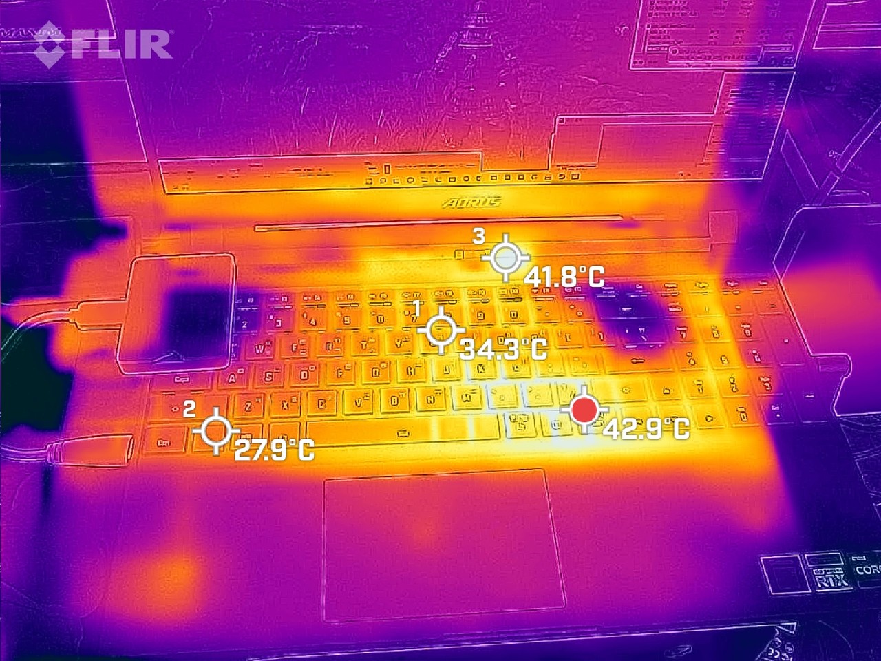 ▲ 게이밍 모드에서는 키보드 하단부가 조금 높게 측정된다.