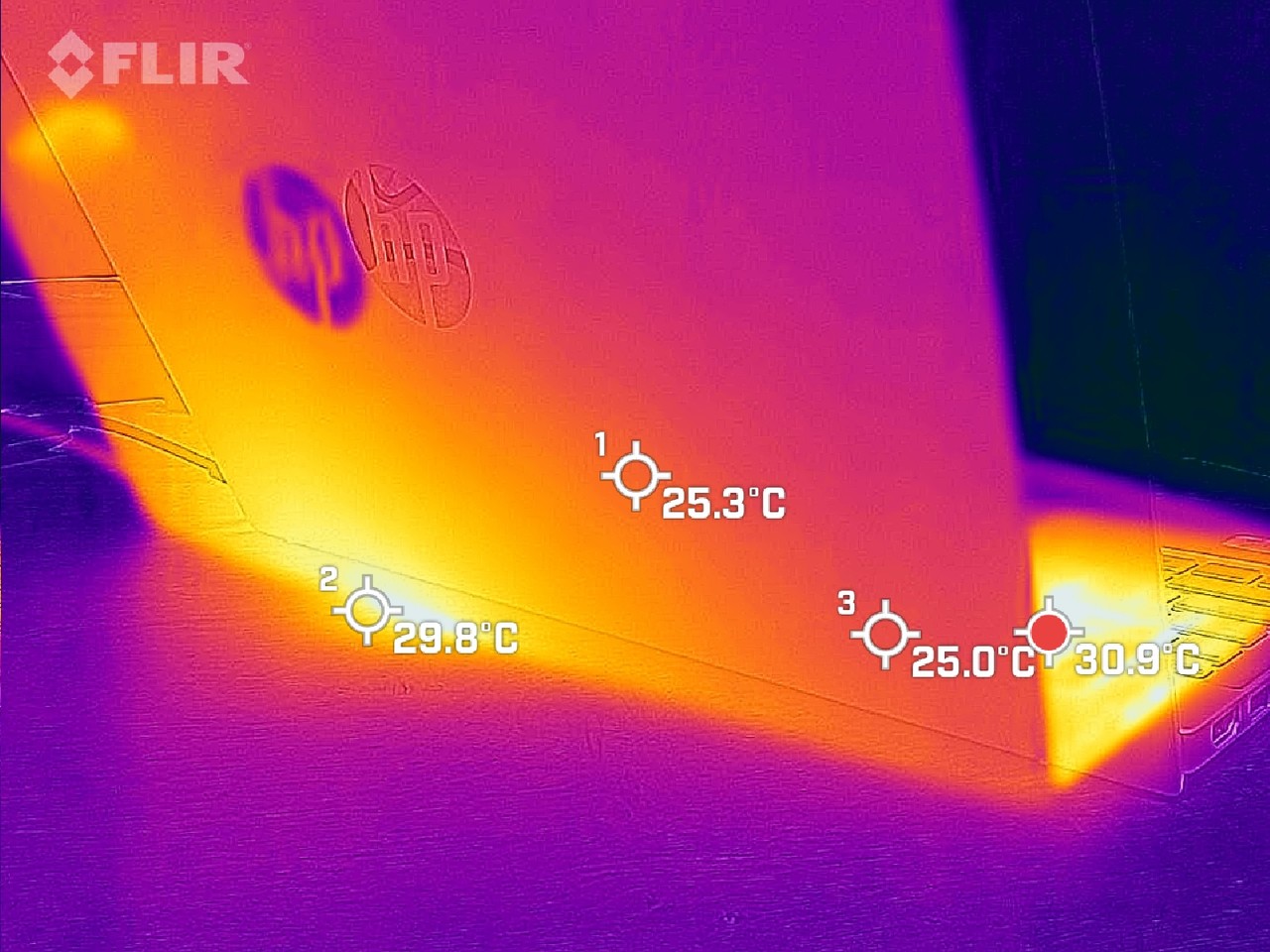 ▲ 블렌더 벤치마크 직후 노트북 발열은 그렇게 높진 않다.