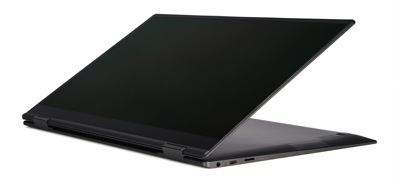 ▲ 영상 감상 시에는 스탠드 모드가 적합하다. 키보드가 보이지 않아 화면에 편하게 집중할 수 있다.