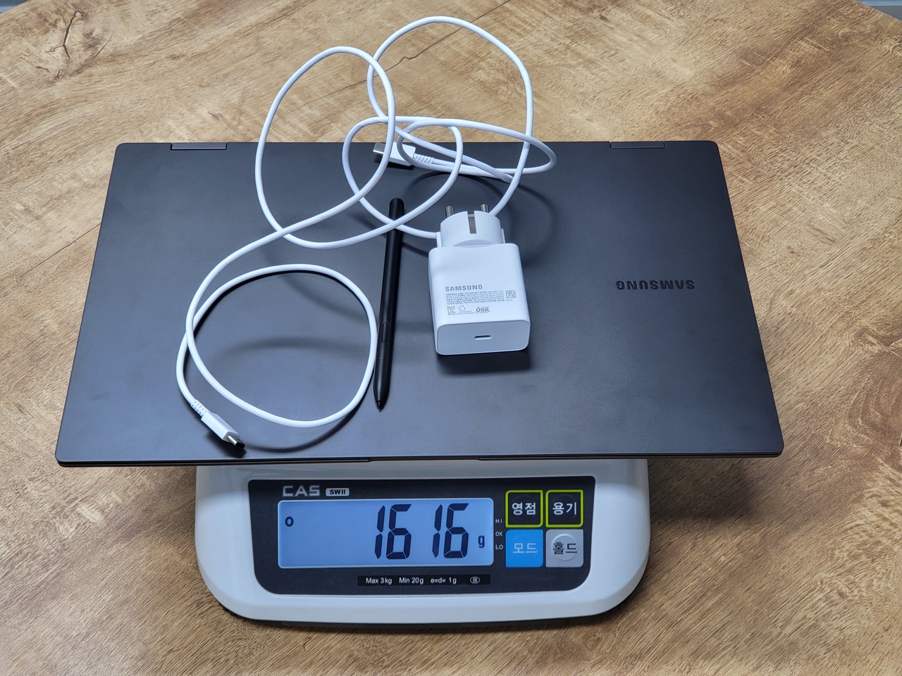 ▲ S펜과 충전기를 함께 휴대해도 그리 무겁지는 않다.