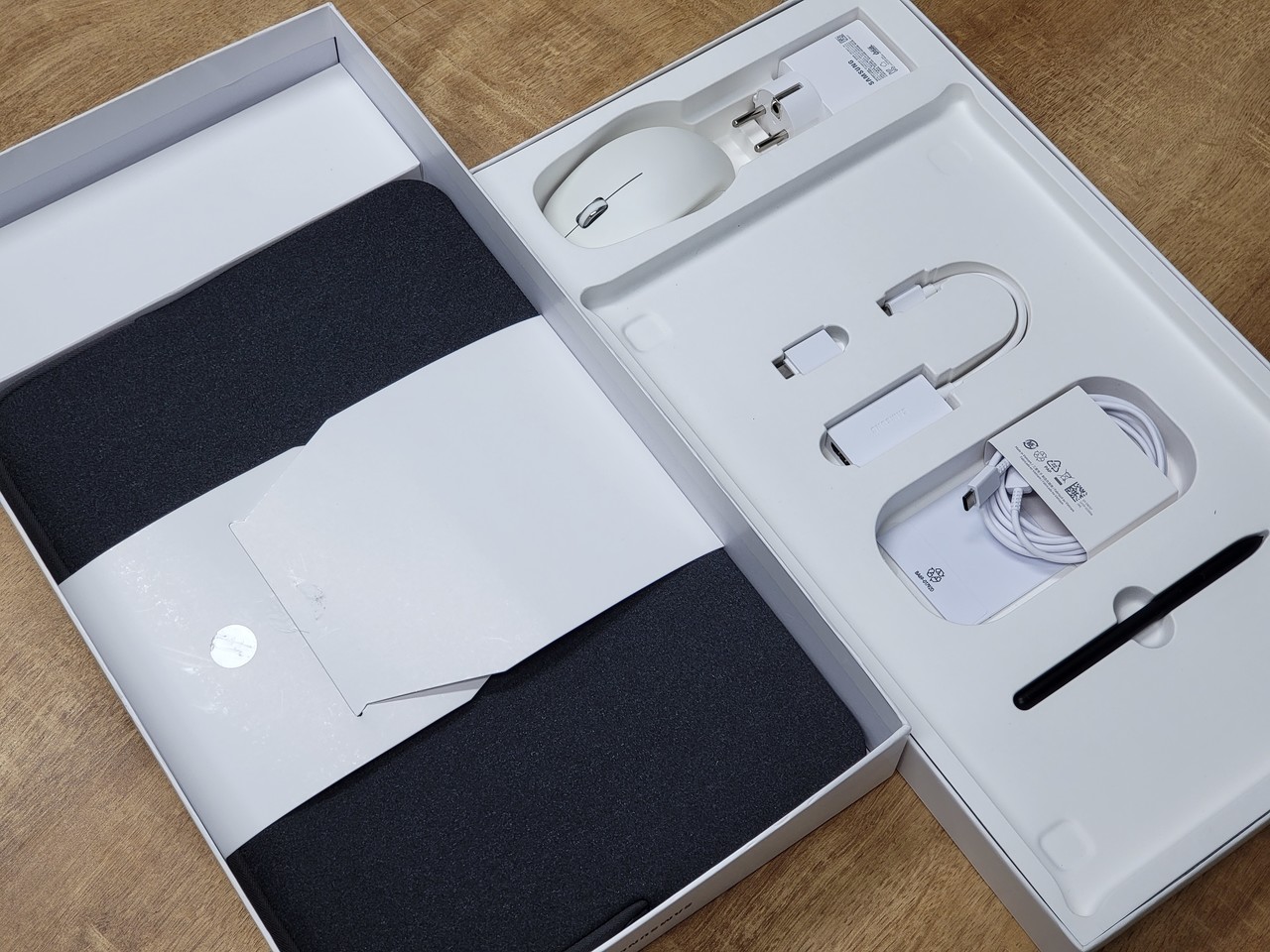 ▲ 박스 내부에 파우치, S펜, 충전기, 충전선, Type C to HDMI, Type C to Type A 컨버터가 동봉된다.