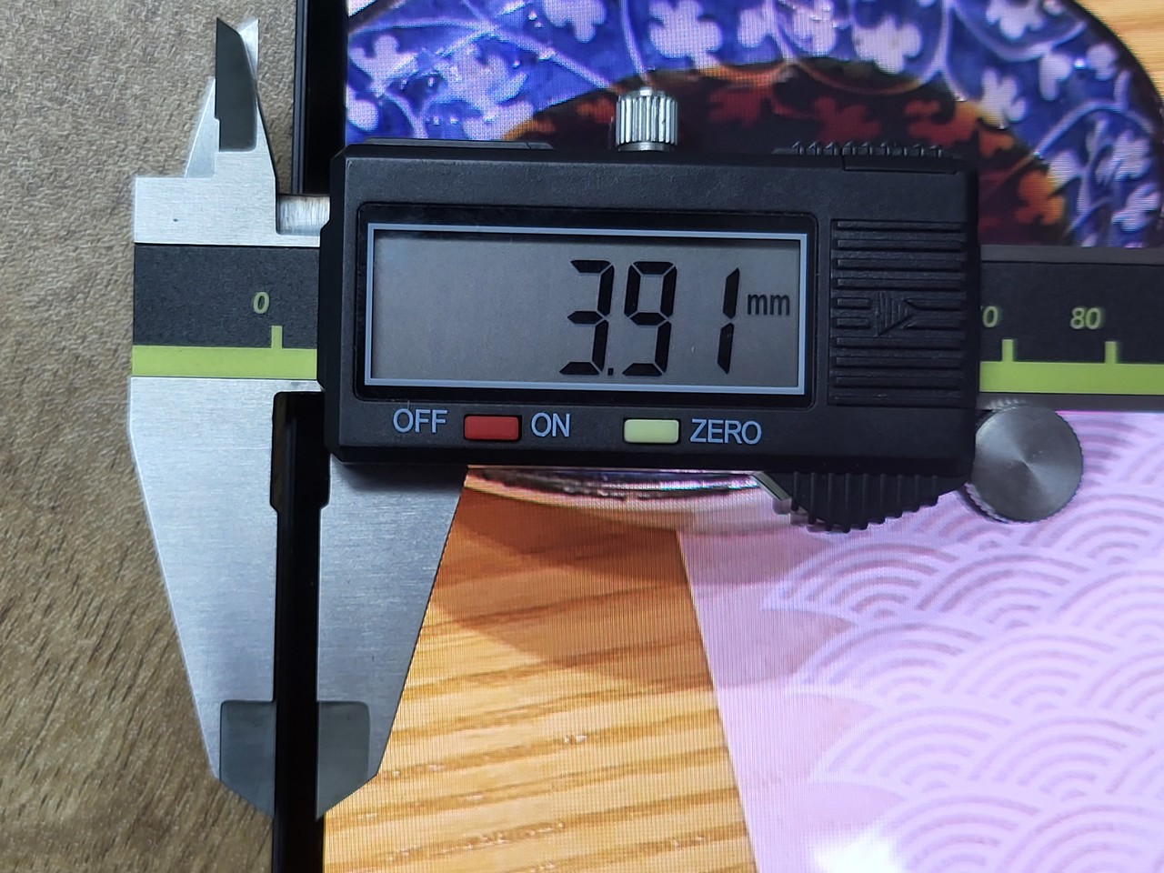 ▲ 베젤도 상당히 얇다.