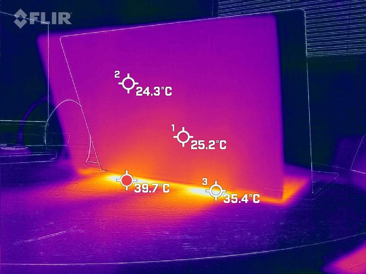 ▲ 온도는 최대 온도가 후면 39.7도 정도다. 별로 안 높다.