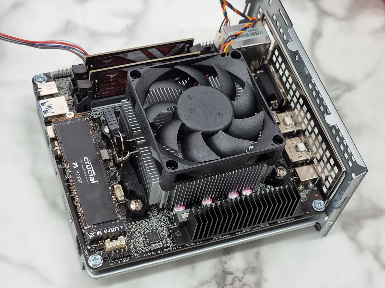 ▲ Deskmini X300 시스템 조립 사진. 조립은 쉬운 편이다.