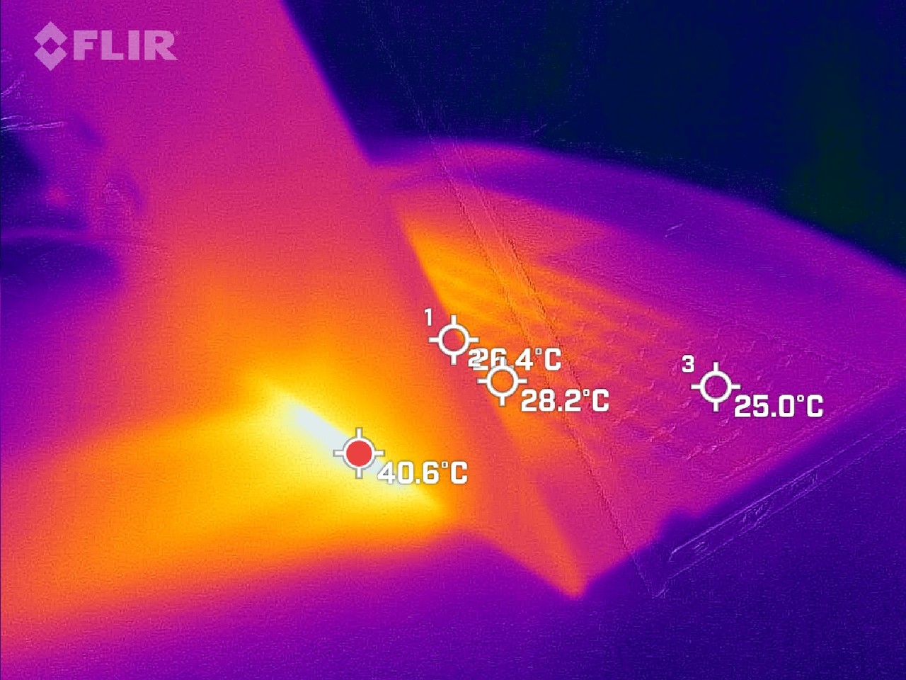 ▲ 블렌더 벤치마크 직후 노트북 발열은 그렇게 높진 않다. 후면이 40.6도 정도로 측정되는 정도다.