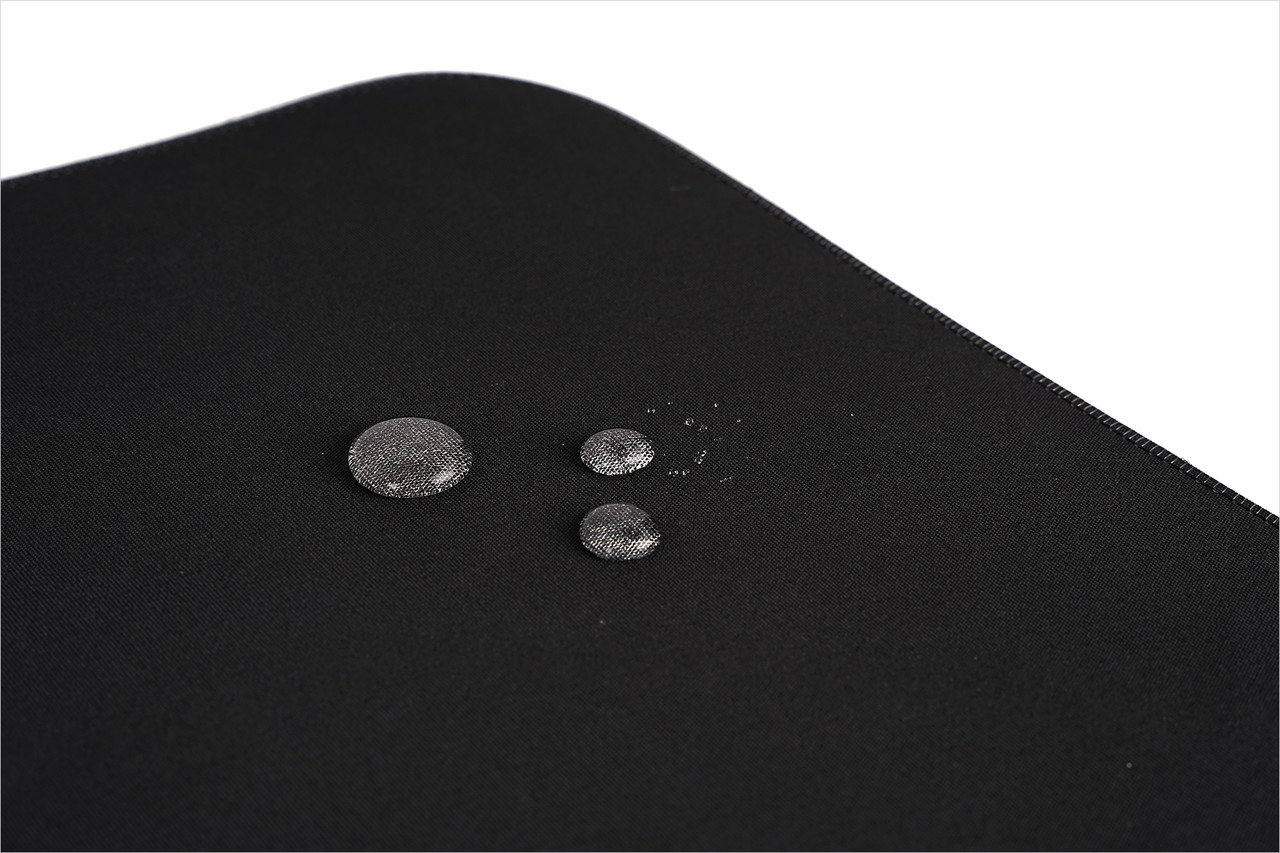 ▲ 물이 쉽게 스며들지 않는 ‘매드캣츠 S.U.R.F. RGB’ 윗면