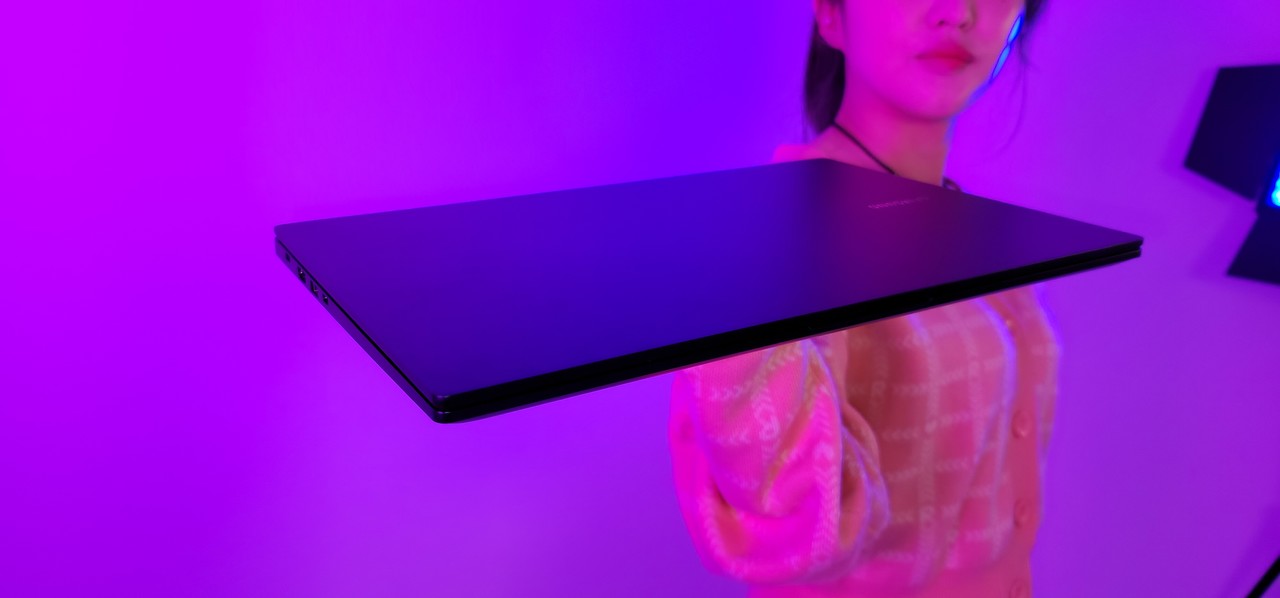 ▲ 사양은 좋지만 갤럭시북이라 얇고 가볍다.