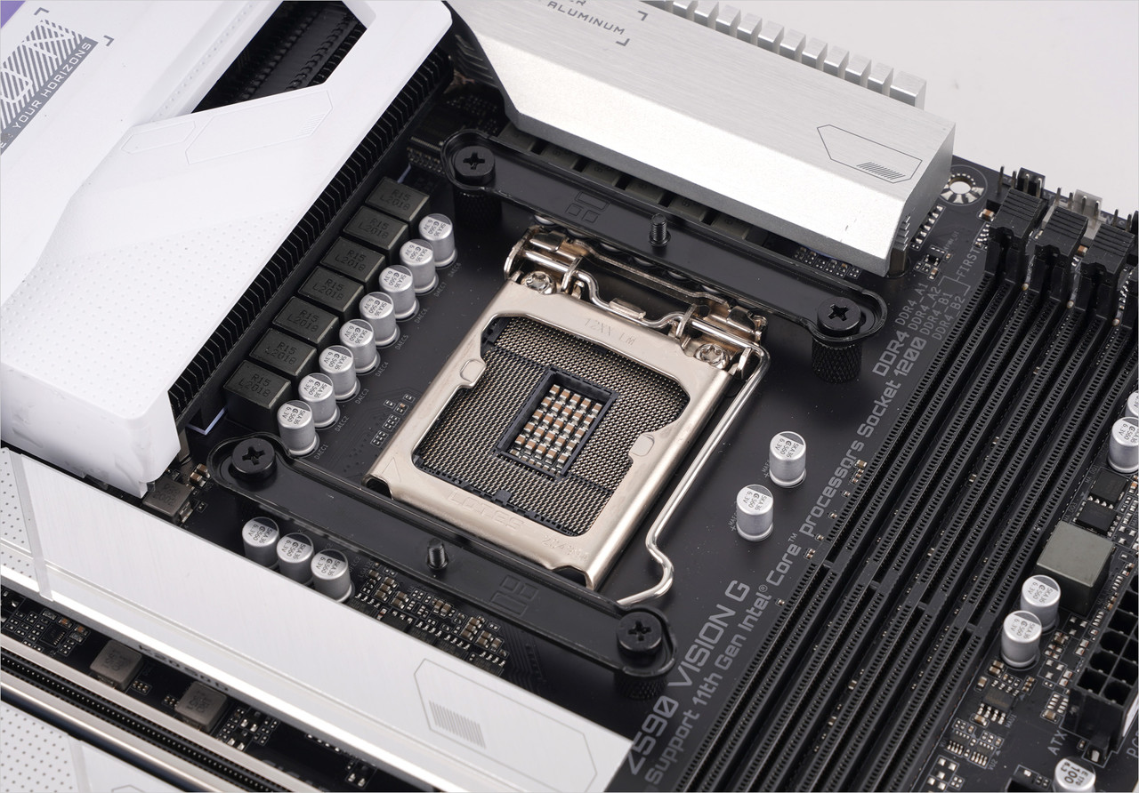 ▲ 인텔 LGA 1200 소켓에 쿨러 지지대 설치한 모습