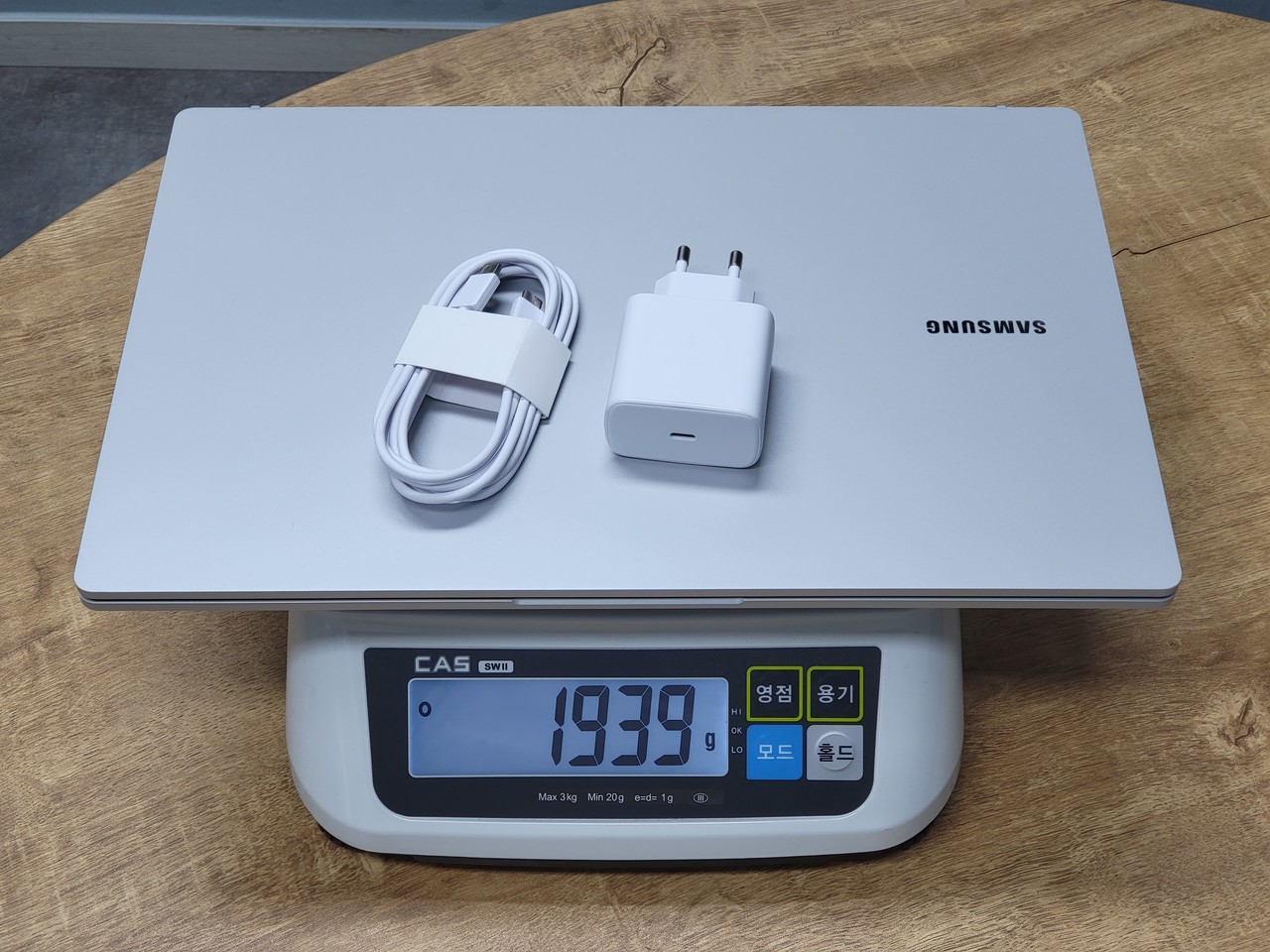 ▲ 어댑터를 추가해도 크게 무겁진 않다.