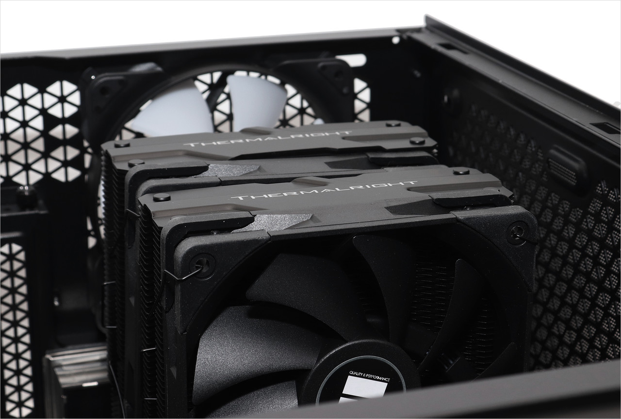 ▲ 높이 155mm인 CPU 공랭 쿨러를 장착한 모습