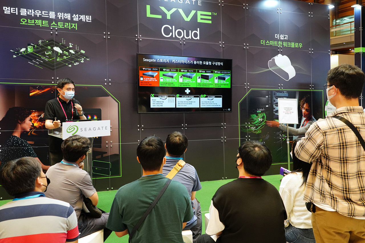 ▲ KOBA 2022 씨게이트 부스에서 강연 중인 김정균 부장