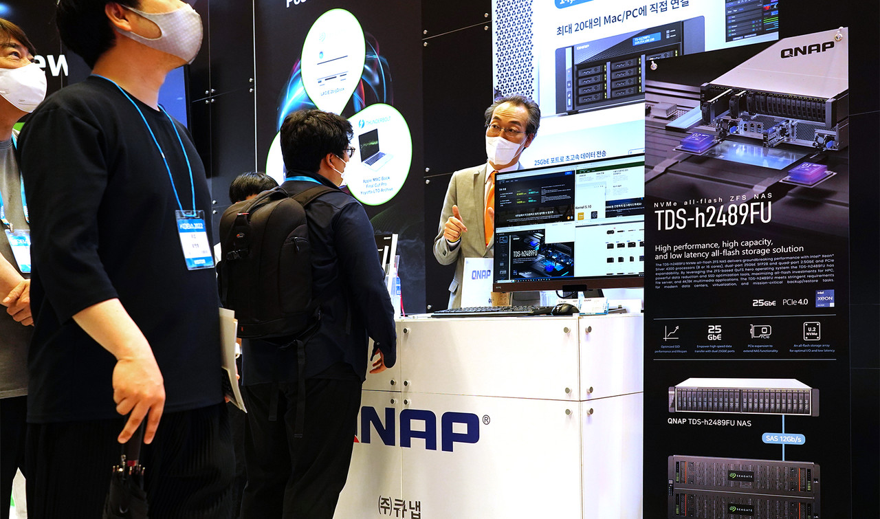 ▲ 큐냅코리아 라이언 조 지사장이 QNAP 부스에서 관람객에게 자사의 NAS를 설명하고 있다.