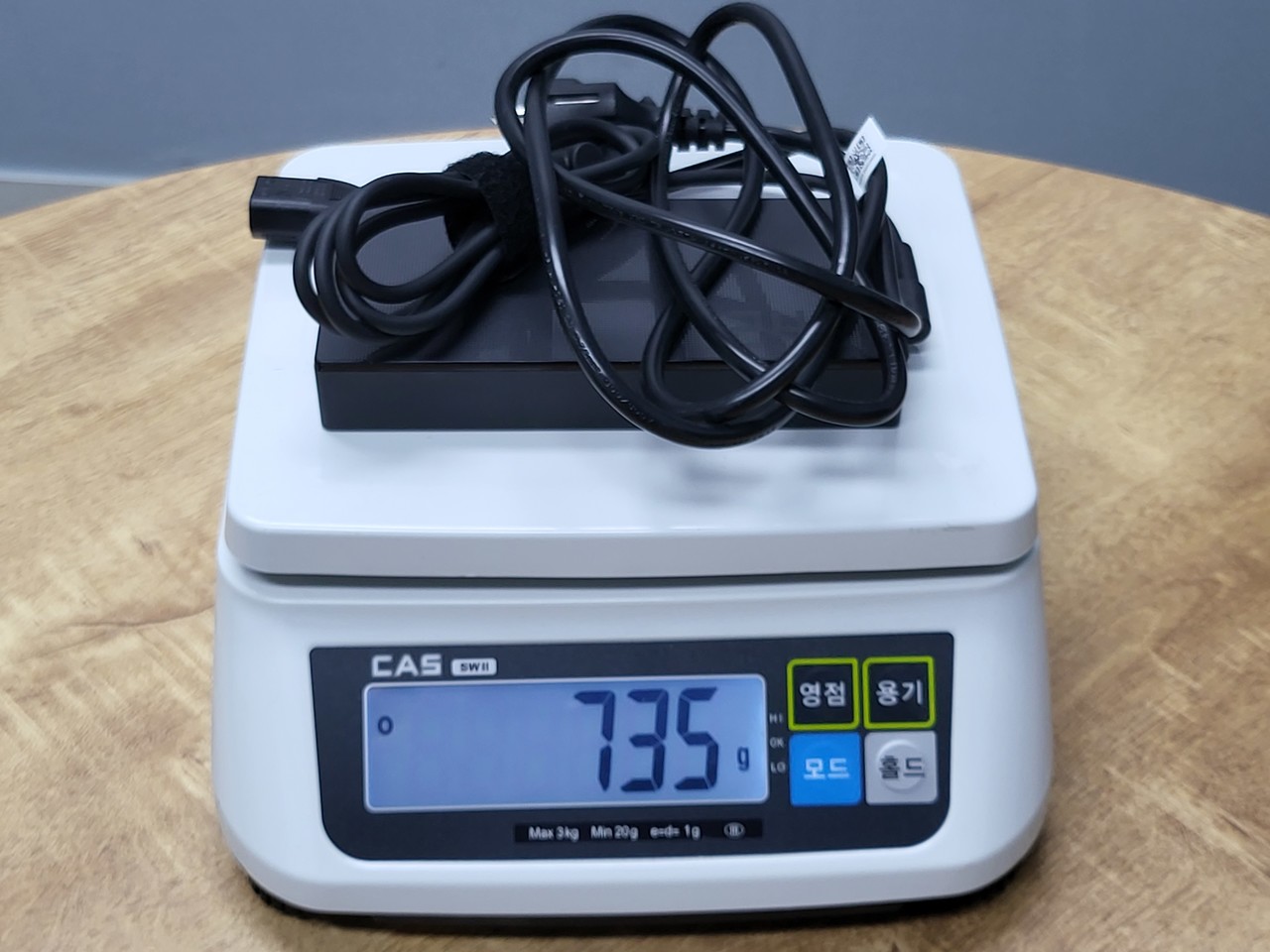 ▲ 충전기까지 합친 무게는 3.257kg 정도다.