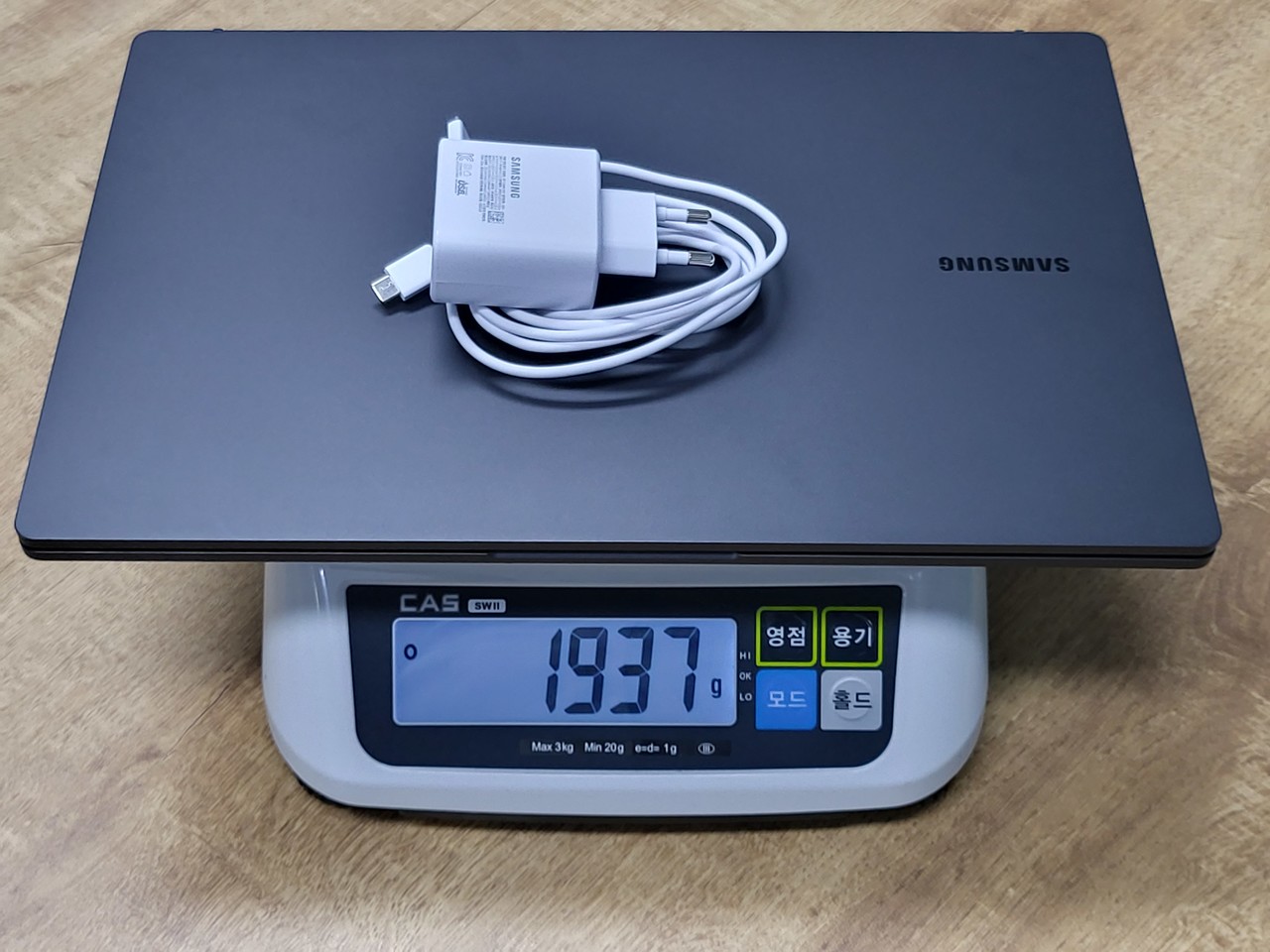 ▲ 어댑터를 추가해도 2kg를 넘지 않는다.