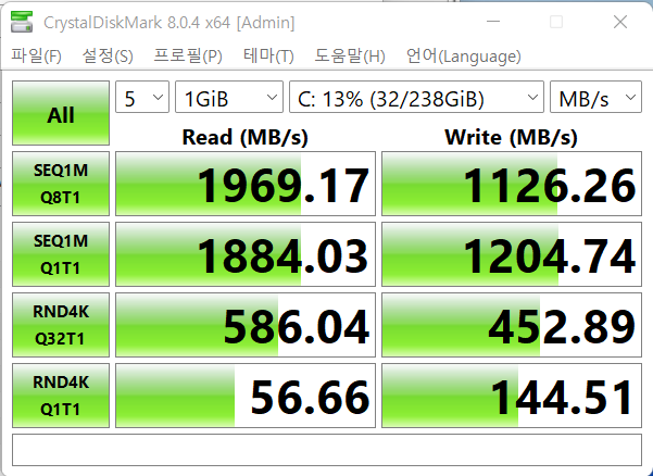 ▲ 삼성전자 PCIe 3.0 NVMe SSD를 확인할 수 있다.