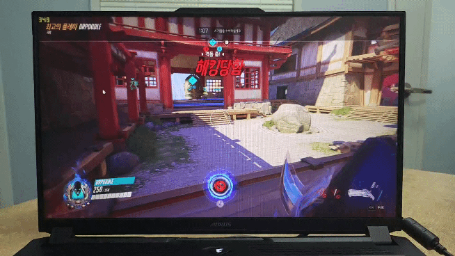 ▲ 60Hz 주사율. 잔상이 많이 생긴다. 화면 전환 시 깨지는 것을 볼 수 있다.